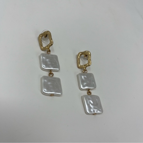 NWOT BRUSHED GOLD PEARL SQUARE DANGLE STATEMENT FASHION EARRINGS - Picture 7 of 16